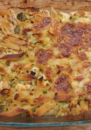 Krémes tészta sütőben brokkolival és csirkével recept fotója