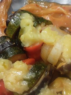 Una foto de 🤨Pinchos espagueti🙄de Calabacines y berenjenas con salsa de tomate y "queso"...🤔🍝