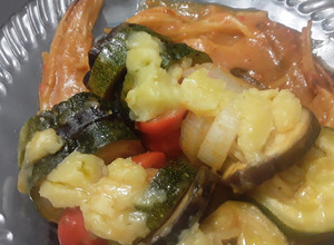 Una foto de 🤨Pinchos espagueti🙄de Calabacines y berenjenas con salsa de tomate y "queso"...🤔🍝