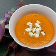 Sopa calentita y picante de tomate, jengibre y coco