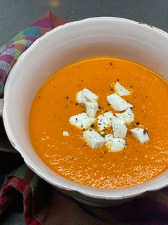 Una foto de Sopa calentita y picante de tomate, jengibre y coco