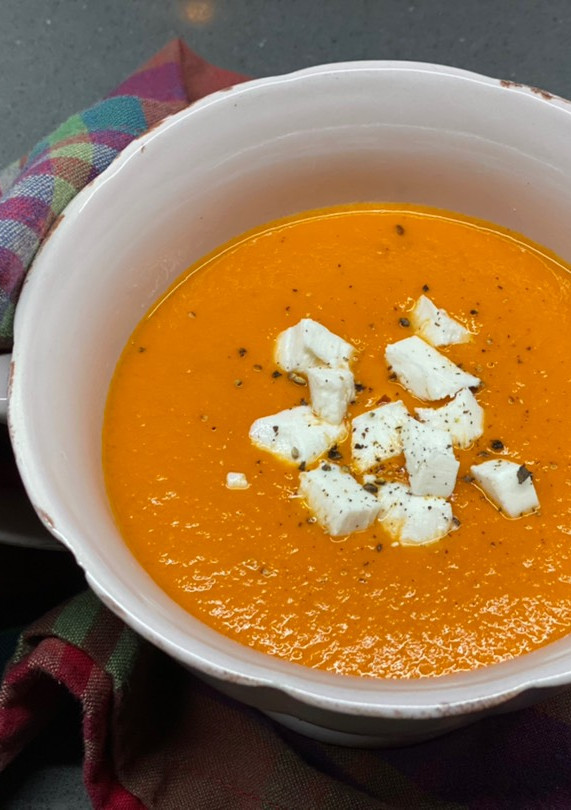 Una foto de Sopa calentita y picante de tomate, jengibre y coco