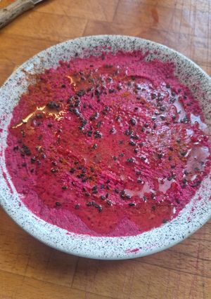 Una foto de Hummus de remolacha