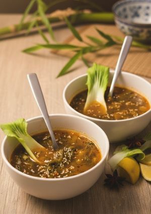 Una foto de Sopa clara de pak choi