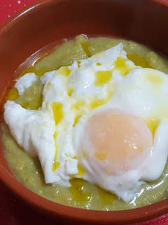 Una foto de Puré de verduras con huevo escalfado