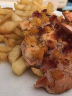 Juhtúrós baconös kakukkfüves csirkemell recept fotója