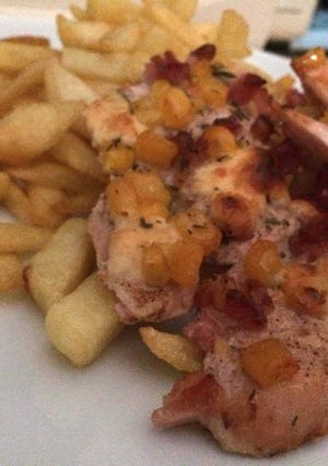 Juhtúrós baconös kakukkfüves csirkemell recept fotója