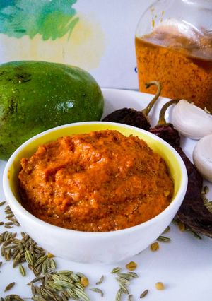 A picture of Mango chutney with whole spices.