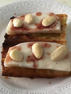Una foto de Tosta de queso murciano al vino con aceite de trufa y vinagre de frutas del bosque