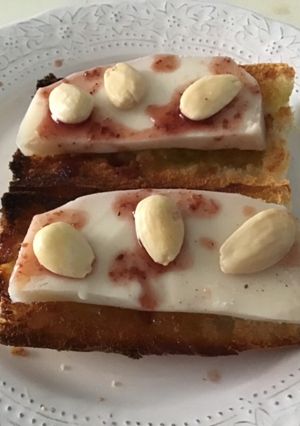 Una foto de Tosta de queso murciano al vino con aceite de trufa y vinagre de frutas del bosque