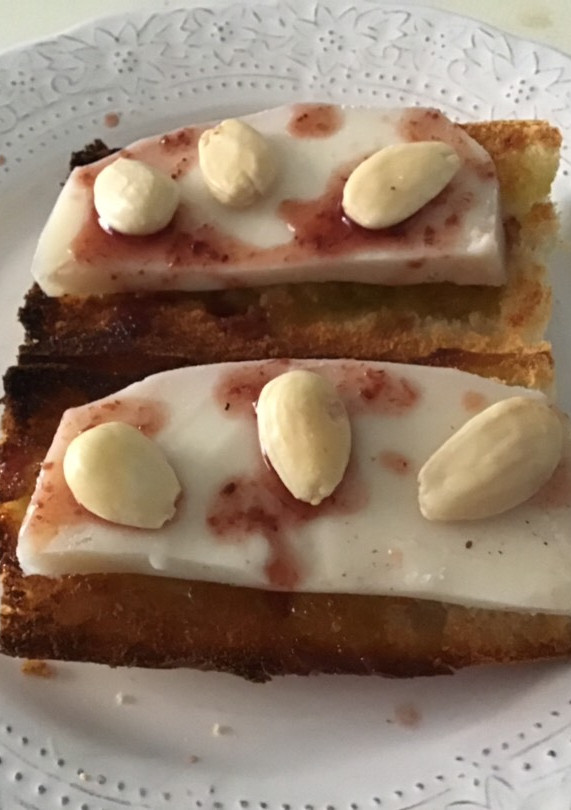 Una foto de Tosta de queso murciano al vino con aceite de trufa y vinagre de frutas del bosque