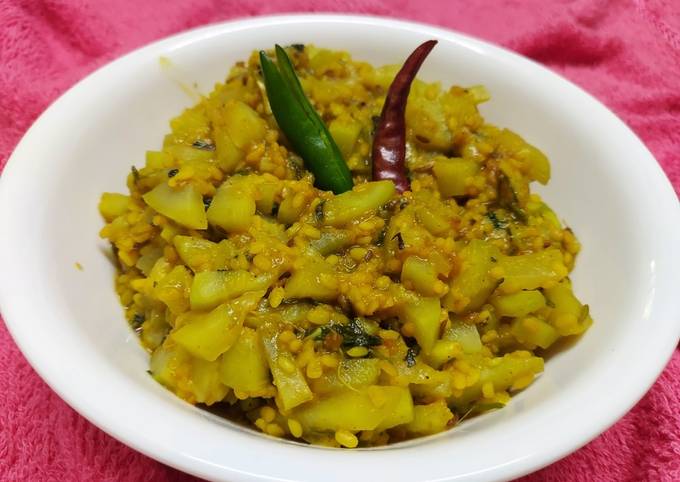 Lau or Bottle Gourd Moong Dal Ghonto Recipe by Kumkum Chatterjee - Cookpad