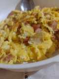 Huevo con salchichas