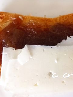 Una foto de Tostada de cabello de ángel, con queso de cabra