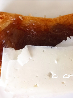 Una foto de Tostada de cabello de ángel, con queso de cabra