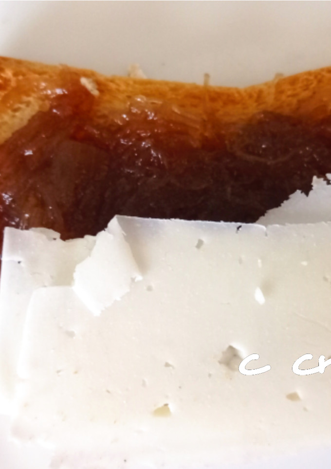 Una foto de Tostada de cabello de ángel, con queso de cabra