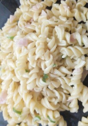 Una foto de Fideos con crema y jamón