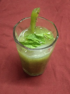 કીવી નું જ્યુસ (Kiwi Juice Recipe In Gujarati) રેસીપી મુખ્ય ફોટો