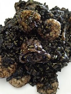 Una foto de Arroz negro con calamar y langostinos