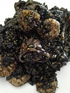 Una foto de Arroz negro con calamar y langostinos