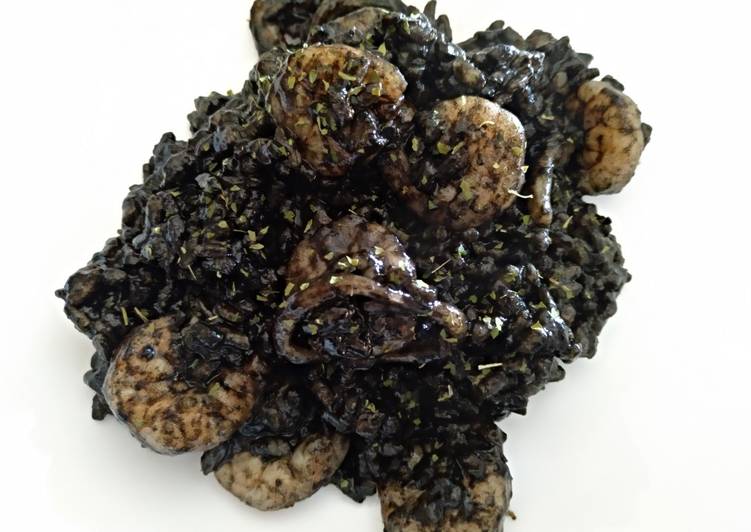 Arroz negro con calamar y langostinos