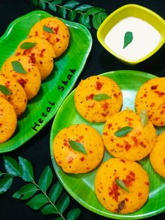 सूजी और दही की आचारी मसाला इडली रेसिपी मुख्य फोटो