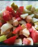 Ensaladilla de tomate con pepino, apio y manzana