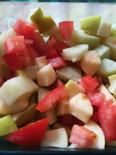 Una foto de Ensaladilla de tomate con pepino, apio y manzana