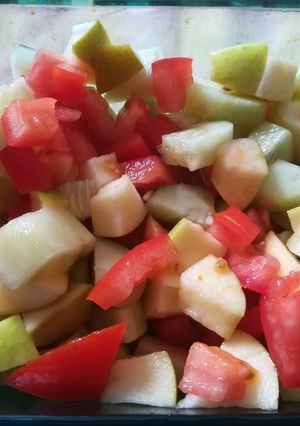 Una foto de Ensaladilla de tomate con pepino, apio y manzana
