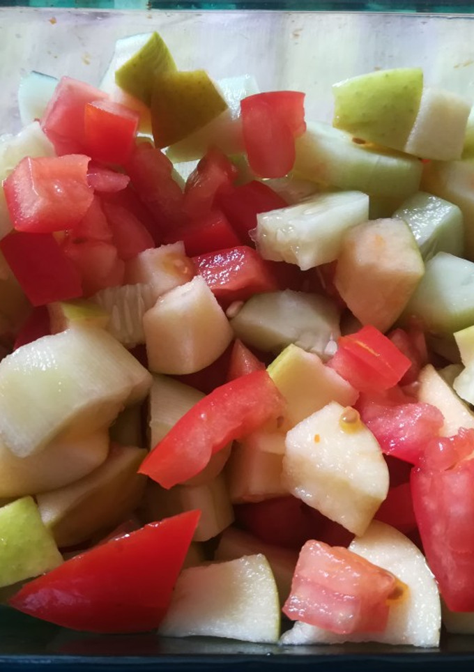 Una foto de Ensaladilla de tomate con pepino, apio y manzana