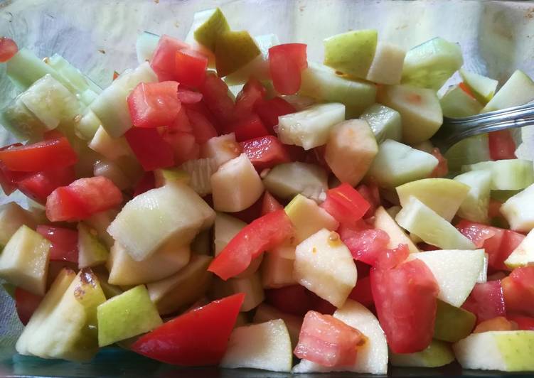 Ensaladilla de tomate con pepino, apio y manzana