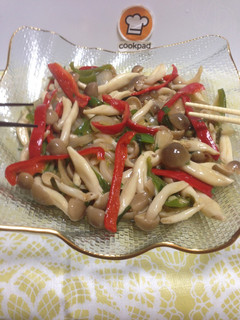 Una foto de Japanese shimeji (hongos) pimientos rojos, verdes!