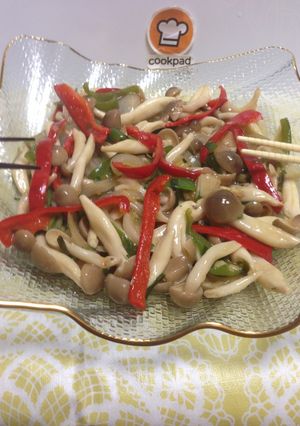 Una foto de Japanese shimeji (hongos) pimientos rojos, verdes!