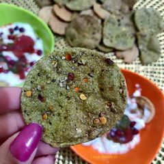 A picture of Spinach Whole Wheat Crackers.