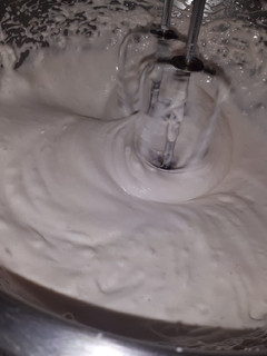 Una foto de Merengue de vino de frutilla🍷😋
