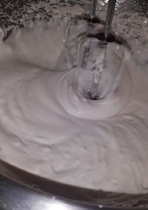Una foto de Merengue de vino de frutilla🍷😋