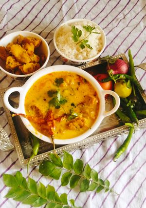 A picture of Curd Kadhi (pakoda curry/ kadhi).