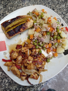 Una foto de Reciclando Part2 Ensalada con atún, pollo caramelizado y plátano