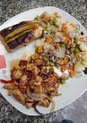 Una foto de Reciclando Part2 Ensalada con atún, pollo caramelizado y plátano