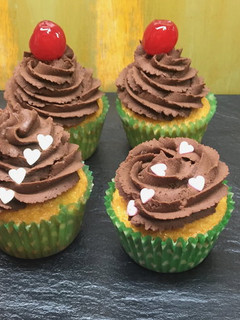 Una foto de Cupcakes sencillos con ganache de chocolate negro