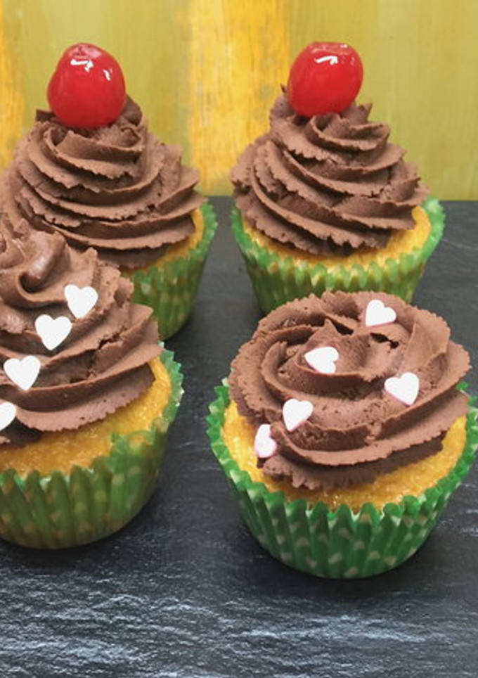Una foto de Cupcakes sencillos con ganache de chocolate negro