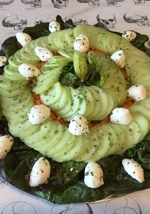 Une photo de Salade de concombre aux carottes râpées,laitue rouge et mozzarella di buffala