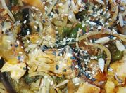 Una foto de wok pollo