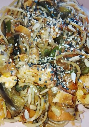 Una foto de Wok de vegetales y pollo