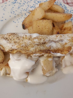 Una foto de Tortilla de claras rellena de peras y yogurt