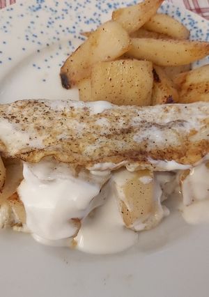 Una foto de Tortilla de claras rellena de peras y yogurt