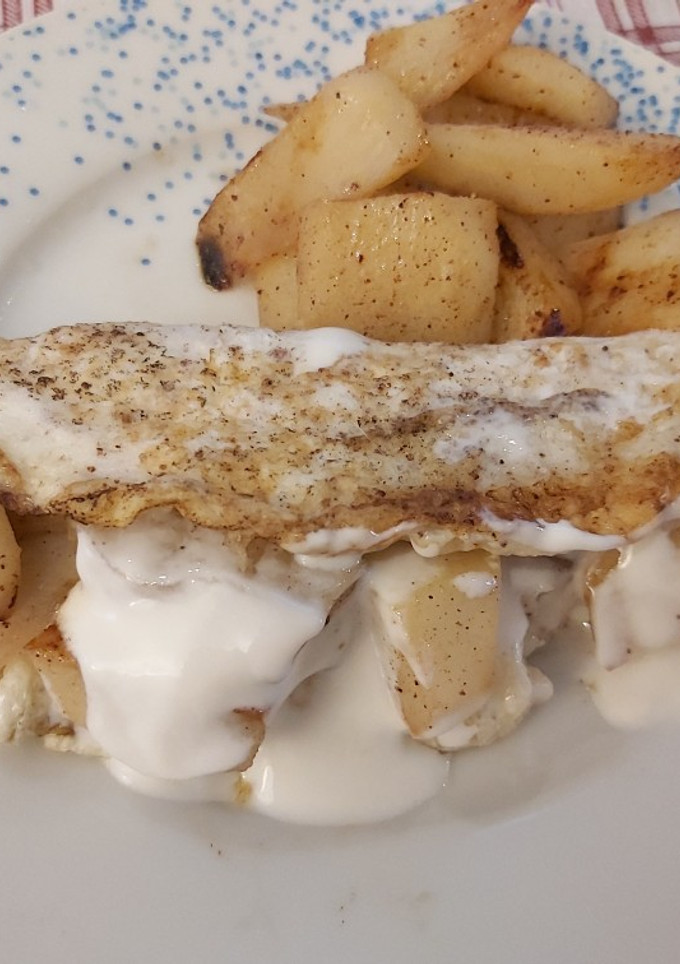 Una foto de Tortilla de claras rellena de peras y yogurt