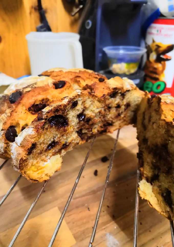 Una foto de Pan con pepitas de chocolate y naranja confitada