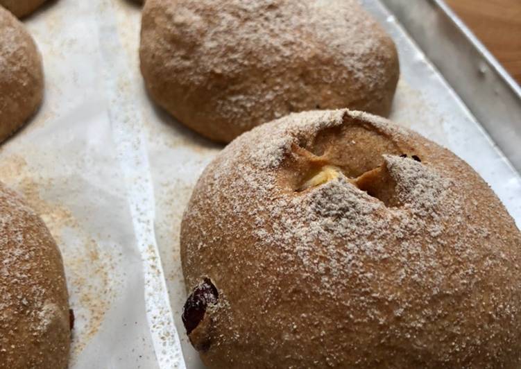 Delicious VEGAN BUN filled with Creamcheese and Cranberries 🤤🧀 🍇🍒