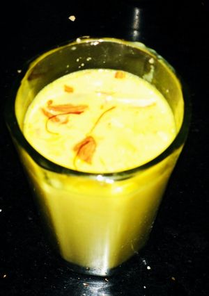 केसर गोल्डन मिल्क (Kesar Golden Milk recipe in hindi) रेसिपी मुख्य फोटो
